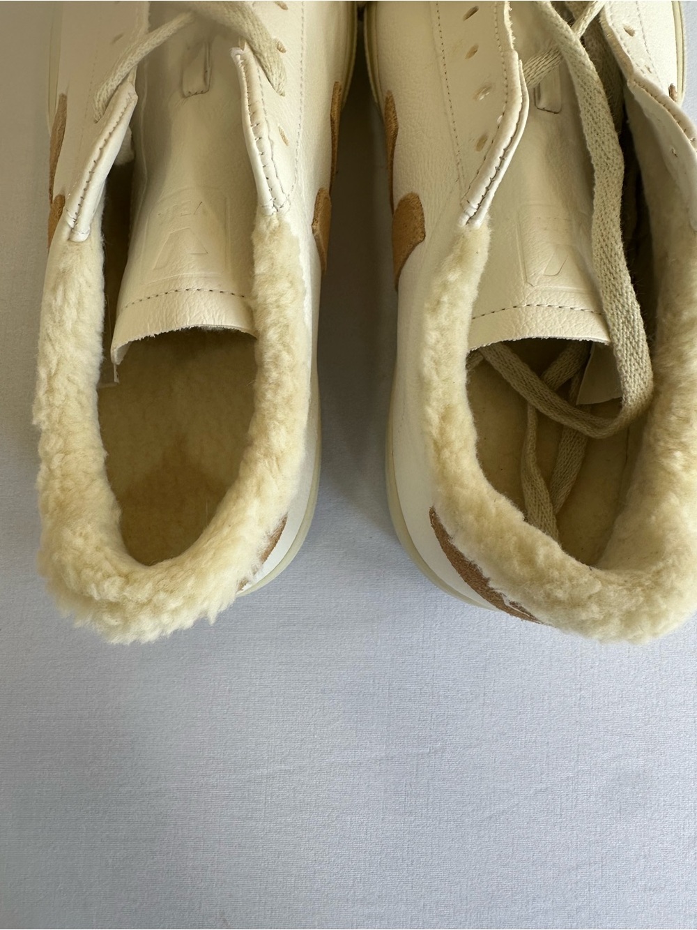 Veja Chrome Free leather Sneakers Lace up w/Tan V Logo and Faux Fur Lining 8/10 - Picture 12 of 16